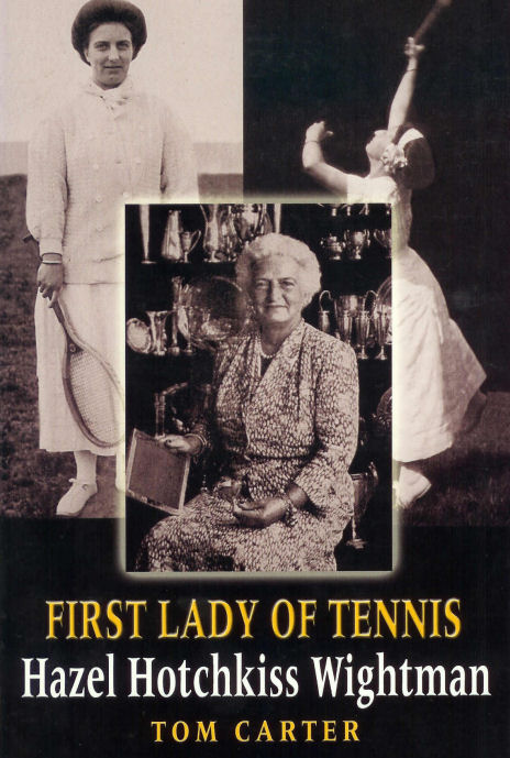 ?First Lady of Tennis ? Hazel Hotchkiss Wightman? door Tom Carter - 2001
ISBN 0-88739-334-9 , published by Donald S. Ellis, distributed by Creative Arts Book Company
Softcover <br><br><br>
Dit boek bevat de levensloop van de befaamde Hazel Wightman, gekoppeld aan de beschrijving van de Amerikaanse tennishistorie. Zij was afkomstig uit California. Vanwege het klimaat was het zo goed als onmogelijk daar grasbanen te onderhouden, zoals aan de oostkust gebruikelijk was. Daarom liep men daar voorop waar het ging om de ontwikkeling van hard court banen, zoals bijv. met behulp van gemalen schelpen. Men kon wel het gehele jaar door spelen, wat de kwaliteit van het spel ten goede kwam. Tegen 1890 waren er in California al zo?n vijftig krachtige tennisclubs. De eerste grotere publieke faciliteiten ontstonden in 1894, toen de ontwerper van het Golden Gate Park in San Fransisco, John McLaren daar twee gravelbanen met clubhuis liet aanleggen.
<br><br><br>
Een belangrijk obstakel voor Californische spelers en speelsters was het gebrek aan oefening op gras, het oppervlak waarop de nationale kampioenschappen werden gespeeld. De treinreis naar het oosten duurde maar liefst vier en een halve dag!
Tennis werd voornamelijk beoefend op de universiteiten geopend voor mannen, zodat er voor vrouwen weinig speelgelegenheid was. Maar dat ging veranderen toen de Californische ster May Sutton doorbrak. Door haar western grip was zij als een van de eerste vrouwen in staat goede topspinballen te spelen, waardoor ze in 1904 Amerikaans kampioene werd.
<br><br><br>
Niet veel later werd ze gevolgd door de kleine Hazel Hotchkiss, waarvan je zou kunnen zeggen dat ze de uitvindster was van een geheel nieuwe vrouwelijke speelstijl: de netaanval!
Na dertig jaren vrouwentennis vroeg men zich af of de monotonie daarvan met boogballetjes op achtertuinniveau ooit doorbroken zou worden, tot Hazel Hotchkiss verscheen. Haar favoriete aanpak was een chop, een strakke gesneden slag, op de backhand van de tegenstander, gevolgd door een netaanval en een crossvolley.
<br><br><br>
In 1919, op 32 jarige leeftijd won Hazel, moeder van drie kinderen, de Amerikaanse kampioenschappen wederom voor de vierde en laatste maal. In 1924 won zij twee gouden medailles op een van de meest memorabele Olympische Spelen, die in Parijs. Zij speelde de mixed met R. Norris ?Dick? Williams, overlevende van de Titanic ramp, een speler met een alles of niets opvatting en diverse andere mentale handicaps. Zo vond hij het onbetamelijk te lobben over een dame, die tegen de zon inkeek.
Twee dagen voor de finale kreeg hij een zware kwetsuur aan zijn achillespees, die hem verhinderde te bewegen. Hij kon geen stap meer verzetten. Toch kwamen zij uit in de finale tegen Marion Jessup en de winnaar van het enkelspel, Vinnie Richards. Williams moest de hele wedstrijd blijven staan op de plek waar hij de rally begon, of aan het net, of als ontvanger. Hij kon alleen maar slaan als hij niet meer dan 1 stap hoefde te verzetten. Hazel speelde als een man en achterhaalde alle lobs, ook die over zijn hoofd vlogen. Ze wonnen 6-2 6-3.
Deze anecdote vertelt veel over Hazel Hotchkiss maar nog meer over het peil van het gemengddubbelspel in die dagen. Het tempo moet erg laag hebben gelegen, en de tegenstanders hebben vermoedelijk het woord ?tactiek? nooit gebezigd. De bronzen medaille in de mixed ging overigens naar het Hollandse team Kea Bouman en Henk Timmer. Zij kregen de wedstrijd cadeau, omdat hun tegenstanders al waren afgereisd.
<br><br><br>
Williams bekende later, dat hij ook nog eens zeer slecht gehumeurd was geweest vanwege de omstandigheden: 008